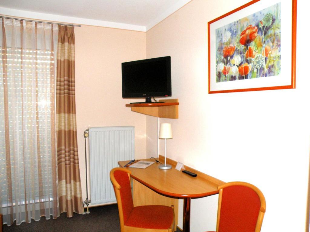 Zum Schwarzen Baeren Hotel Vohenstrauss Ruang foto