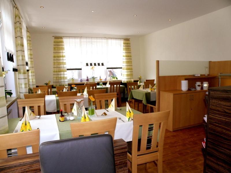 Zum Schwarzen Baeren Hotel Vohenstrauss Bagian luar foto