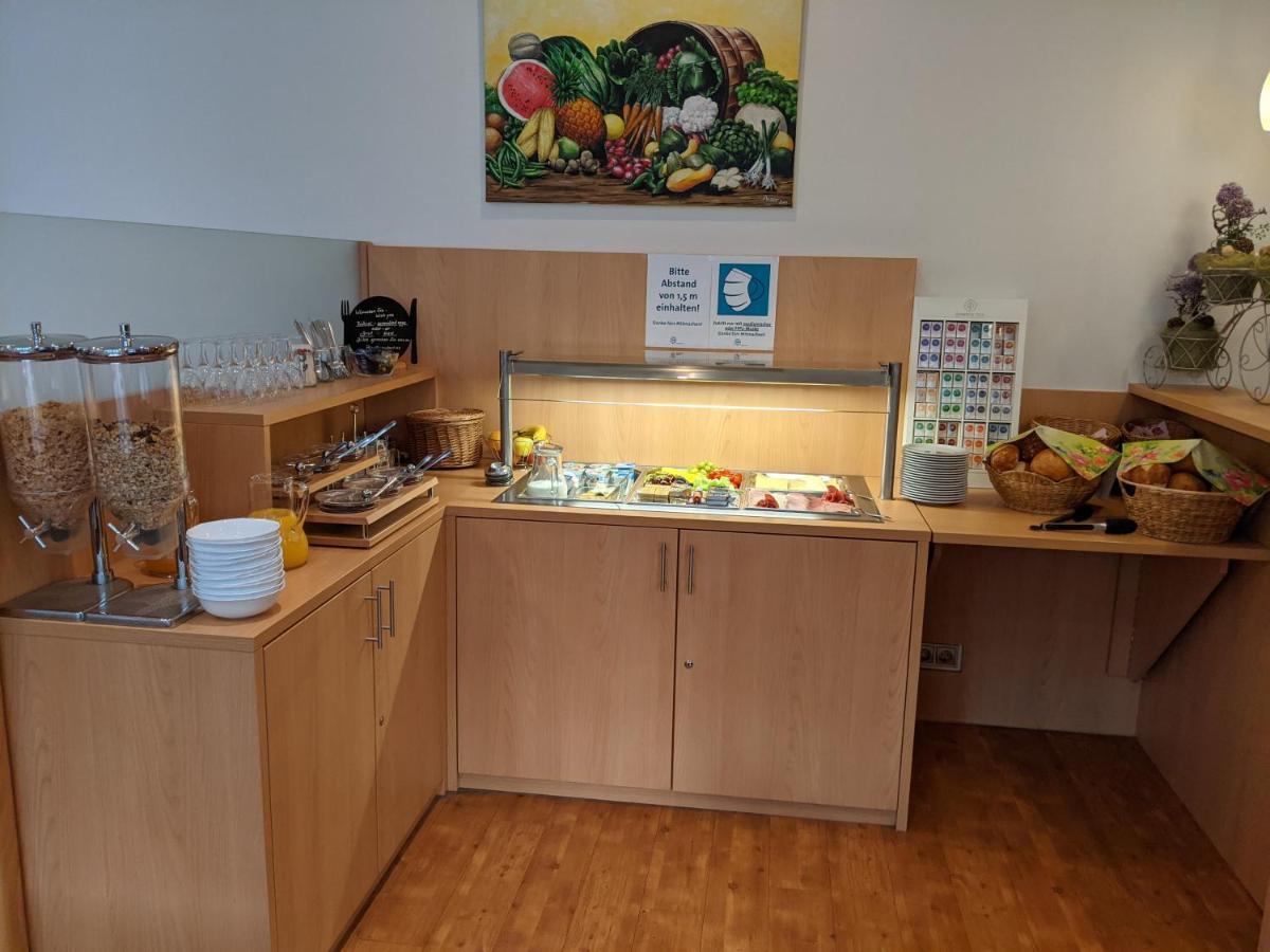 Zum Schwarzen Baeren Hotel Vohenstrauss Bagian luar foto