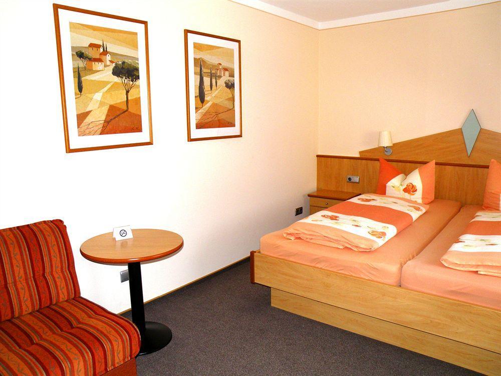 Zum Schwarzen Baeren Hotel Vohenstrauss Bagian luar foto