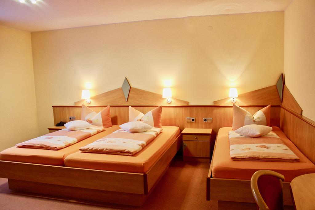 Zum Schwarzen Baeren Hotel Vohenstrauss Bagian luar foto