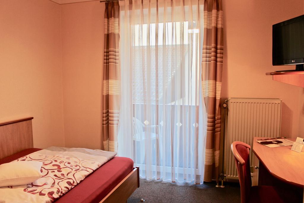 Zum Schwarzen Baeren Hotel Vohenstrauss Bagian luar foto
