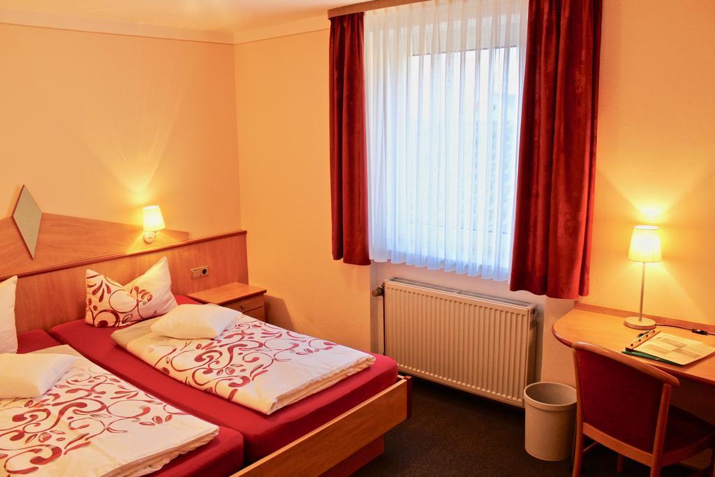 Zum Schwarzen Baeren Hotel Vohenstrauss Bagian luar foto
