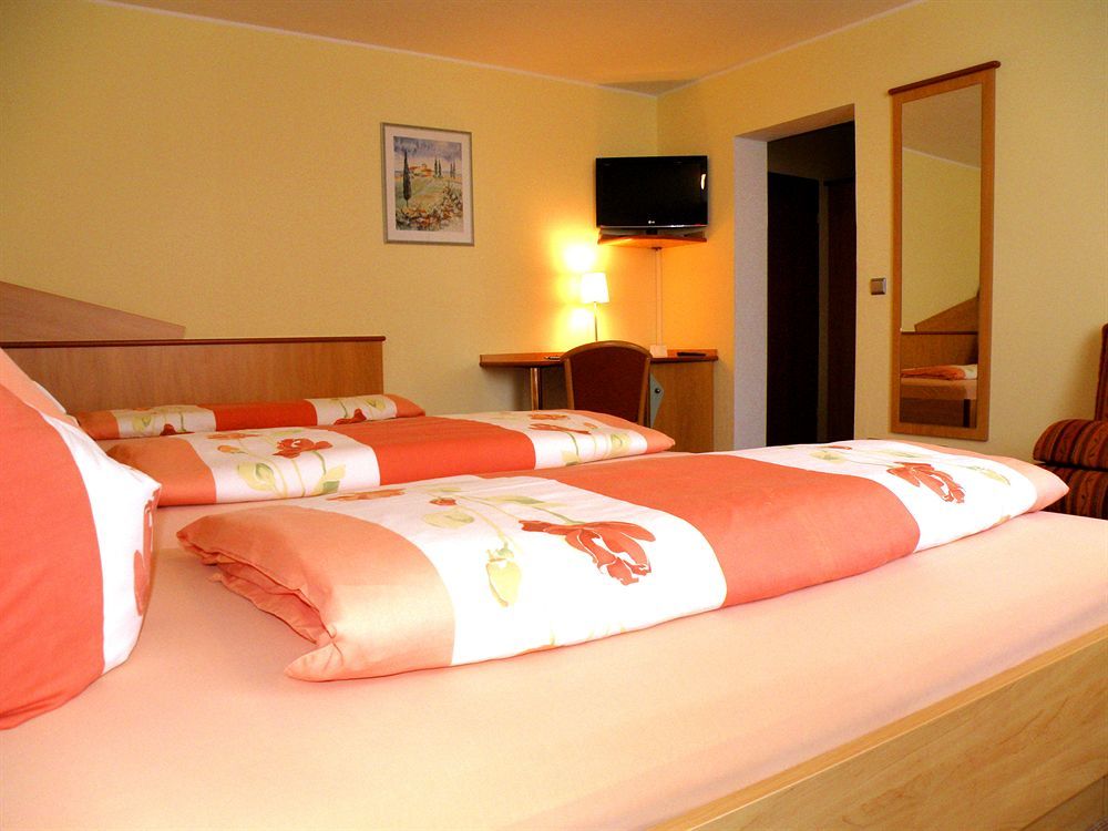 Zum Schwarzen Baeren Hotel Vohenstrauss Bagian luar foto