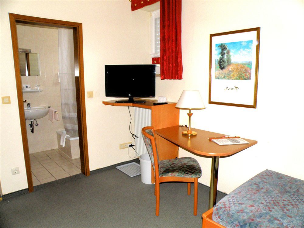 Zum Schwarzen Baeren Hotel Vohenstrauss Bagian luar foto