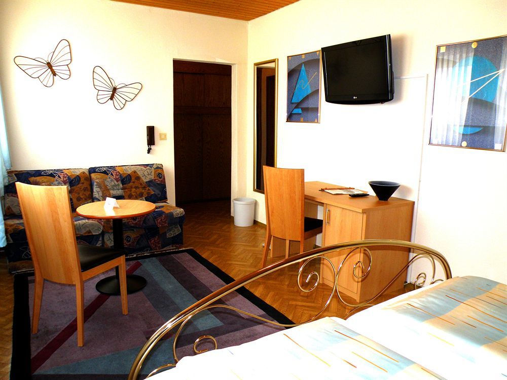 Zum Schwarzen Baeren Hotel Vohenstrauss Bagian luar foto