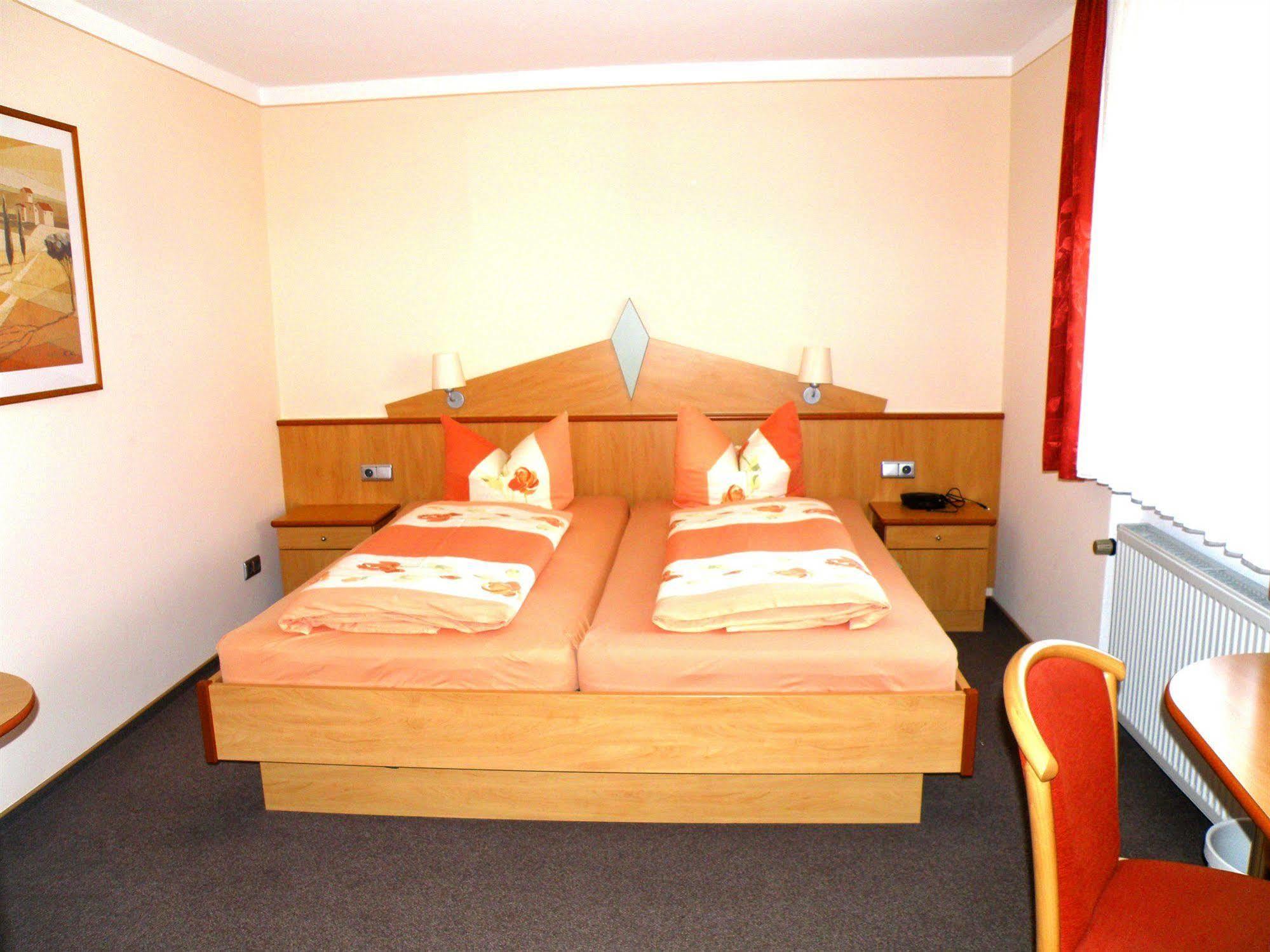 Zum Schwarzen Baeren Hotel Vohenstrauss Bagian luar foto
